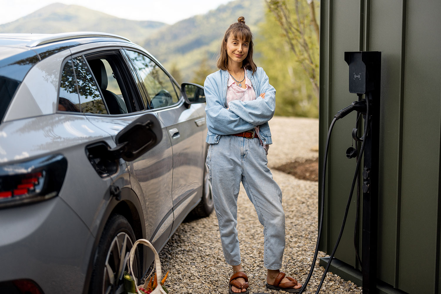 Mitarbeiterin am Elektroauto
